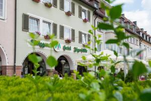 ein Gebäude mit Pflanzen davor in der Unterkunft Hotel Gasthof Jägerstüble in Freudenstadt