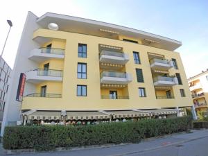 żółty budynek z balkonami na boku w obiekcie Casa Robinia App 4000 w mieście Locarno