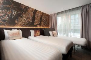 Postel nebo postele na pokoji v ubytování Heeton Concept Hotel – Luma Hammersmith