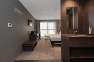 Postel nebo postele na pokoji v ubytování Heeton Concept Hotel – Luma Hammersmith