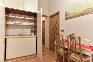 Trani B&T Rooms في روما: مطبخ وغرفة طعام مع طاولة وكراسي