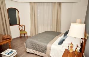 A bed or beds in a room at Hotel Diana Jardin et Spa