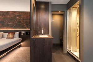 Postel nebo postele na pokoji v ubytování Heeton Concept Hotel – Luma Hammersmith