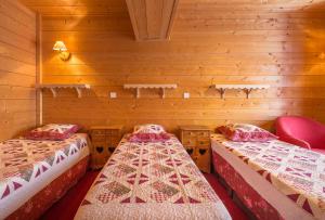 A bed or beds in a room at L'Accroche Coeur