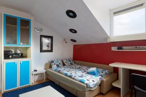 Llit o llits en una habitació de Colorful Comfy Studio in the Heart of Sofia 6ti Septemvri