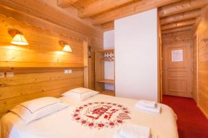 Postel nebo postele na pokoji v ubytování Hôtel L'Accroche Coeur