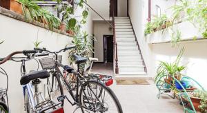 dwa rowery zaparkowane obok budynku z roślinami w obiekcie Trastevere Stylish w Rzymie