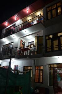 Svalir eða verönd á Howrah Guest House