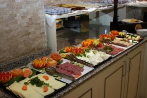 una línea de buffet con muchos tipos diferentes de comida en Ankara Gold Hotel en Ankara
