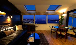 sala de estar con sofá y mesa en Urban Suites, en Estambul
