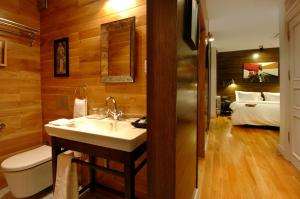 O baie la Urban Suites