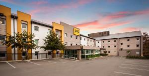 una fila de edificios en un estacionamiento en SUN1 PRETORIA, en Pretoria