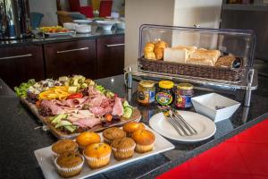 un buffet de nourriture sur une table dans l'établissement Ebandla Hotel & Conference Centre, à Ballito