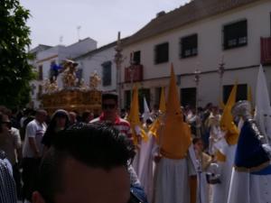 コルドバにあるCasa Vianaの旗を掲げ群衆