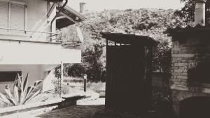 Marina di AsceaにあるVilla Eufemiaの建物外の扉の白黒写真