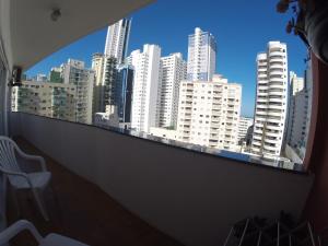 ventana con vistas al perfil urbano en Apto Av. Brasil - Centro, en Balneário Camboriú