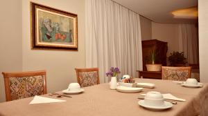 A seating area at Hotel Diana Jardin et Spa