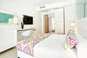 מיטה או מיטות בחדר ב-Grupotel Ibiza Beach Resort - Adults Only