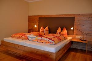 フィスにあるHaus Steinackerのベッドルーム1室(ベッド2台、木製ヘッドボード付)