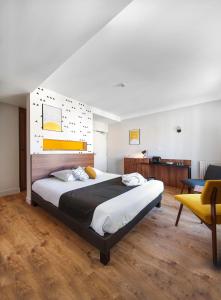 Ένα ή περισσότερα κρεβάτια σε δωμάτιο στο Hôtel Métropole centre ville