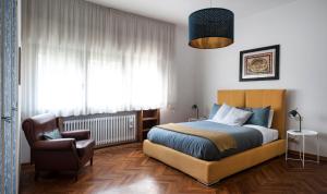 1 dormitorio con 1 cama y 1 silla en Casa Lunia Guesthouse, en Mestre