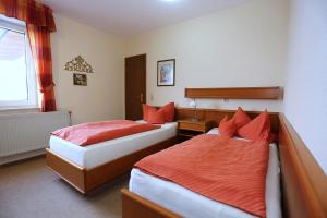 Ένα ή περισσότερα κρεβάτια σε δωμάτιο στο Hotel Waldblick