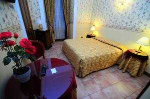 Łóżko lub łóżka w pokoju w obiekcie Hotel Sweet Home