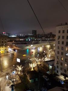 モスクワにあるOdnushka Na Paveleckoyの信号・建物のある夜の街