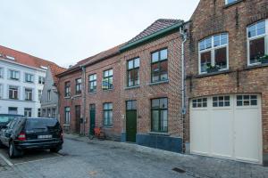 a car parked in front of a brick building at Verbrand Nieuwland in Bruges