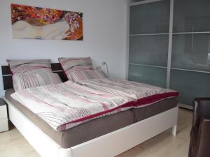 Bett in einem Schlafzimmer mit Wandgemälde in der Unterkunft Ferienhaus Jungk in Eisenach