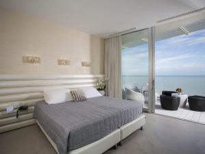 Кровать или кровати в номере Hotel Waldorf- Premier Resort