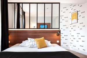 Ένα ή περισσότερα κρεβάτια σε δωμάτιο στο Hôtel Métropole centre ville