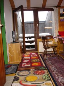 a living room with a room with a table and a rug at Welcome-Bienvenue-Добро пожаловать in Flachau