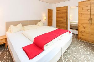 Katil atau katil-katil dalam bilik di Hotel Oberwirt - nahe an Saalbach und Zell am See, Viehhofen Sommercard