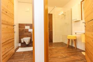 Bilik mandi di Hotel Oberwirt - nahe an Saalbach und Zell am See, Viehhofen Sommercard
