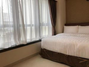 Giường trong phòng chung tại WE Hotel