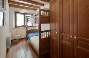 Bunk bed o mga bunk bed sa kuwarto sa Val de Ruda Luxe 5 by FeelFree Rentals