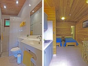 Habitación con baño con lavabo y aseo. en Adela y Helmut, en Cunco