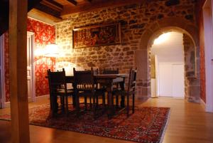 a dining room with a table and chairs at Au Domaine de Rimou in Rimoux