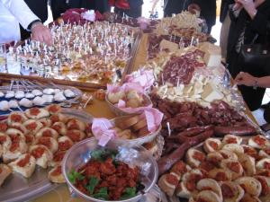 un buffet de diferentes tipos de comida en una mesa en Hotel Villaggio S. Antonio, en Isola di Capo Rizzuto
