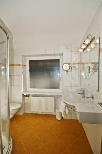 bagno con lavandino, vasca e finestra di Apparthaus Villa Knauer a Mayrhofen