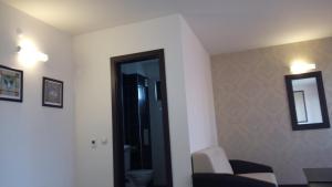 Habitación con baño con aseo y espejo. en Hotel Enchevi, en Kirkovo