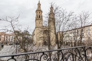 Photo de la galerie de l'établissement Apto con vistas a la catedral y aire acondicionado, à Logroño