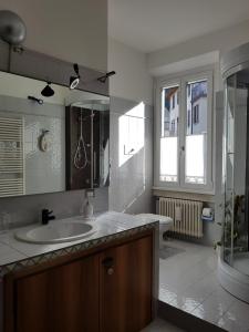 a bathroom with a sink and a tub and a toilet at Casa Emi in Lezzeno