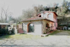 雷傑洛的住宿－Tenuta Selvaggia，一座粉红色和白色建筑的小房子