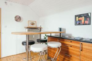 a kitchen with a table and stools in a room at Ferienwohnung am Seidlpark in Murnau am Staffelsee