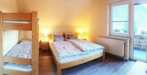 1 Schlafzimmer mit 2 Etagenbetten und einem Fenster in der Unterkunft gostišče uh- planica in Rateče