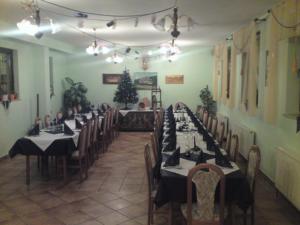 una sala da pranzo con tavoli, sedie e un albero di Natale di gostišče uh- planica a Rateče