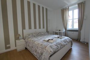 トリノにあるMediterraneo Turin Centreのベッドルーム1室(ストライプの壁のベッド1台付)