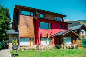 una casa grande con techo rojo en Kurtem Lodge en San Carlos de Bariloche